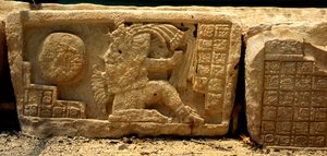 Laag reliëf van een balspelspeler, de bal en de glyphs die een beschrijving geven, late Klassieke Periode (700-900 AD)